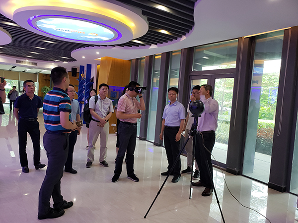 彭洪泽部长在迈威科技体验VR产品.jpg